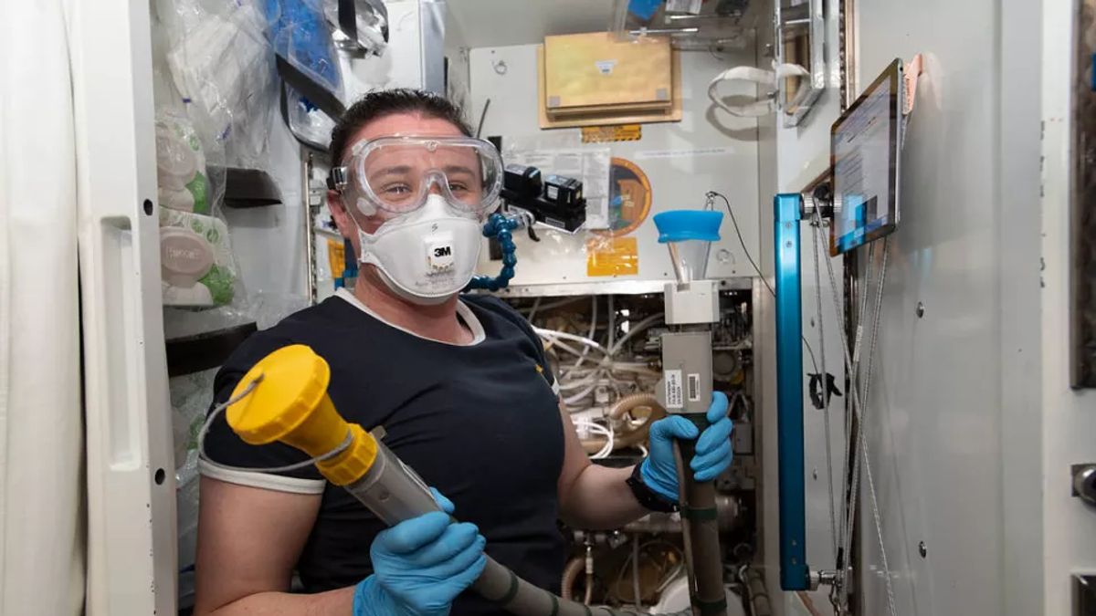 这是宇航员在太空中使用厕所的方式