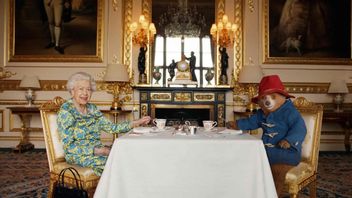 Ever Acting Together James Bond And Paddington, It's A Film Starring Queen Elizabeth II