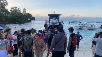 Kapal Cepat Bawa 77 WNA Terbalik Dihantam Ombak di Pelabuhan Sanghyang, Penumpang Selamat