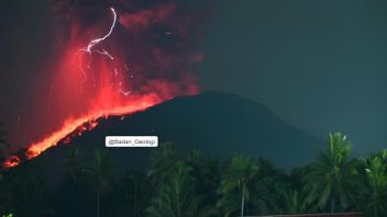 할마헤라(Halmahera)의 이부산(Mount Ibu) 폭발로 화산 뇌우 발생
