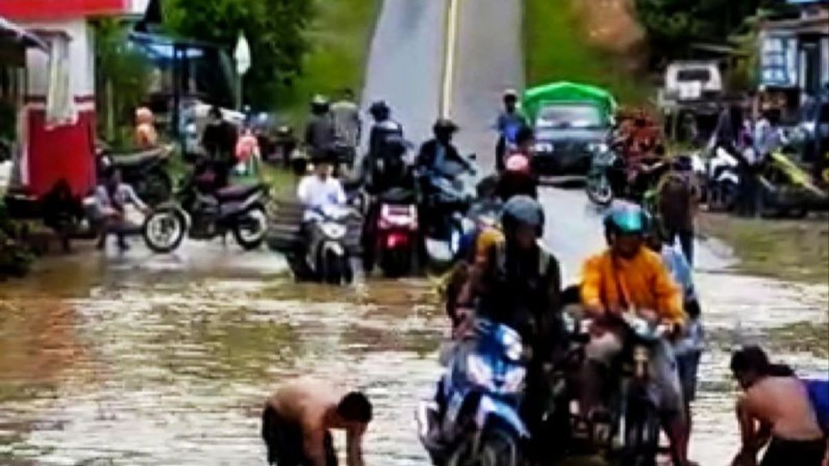 The National Road Of Nanga Tepuai Village, Kapuas Hulu Was Submerged By A Meter Of Floods, Residents Were Forced To Rent A Raft To Cross