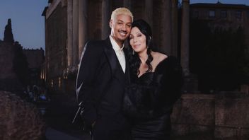 Jarak 40 Tahun, Cher Disebut Nikahi Pacar Sebelum Ulang Tahun ke-80