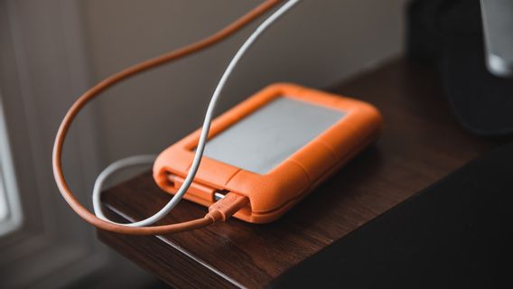 Researchers Build Charging Room That Gives Electricity To Lights, Phones, Laptops Without Cables