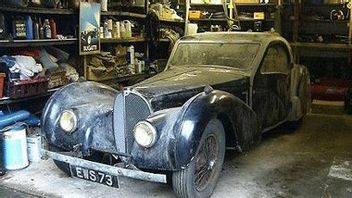  英国の駐車場珍しいブガッティ車の外科医のほぼ50年