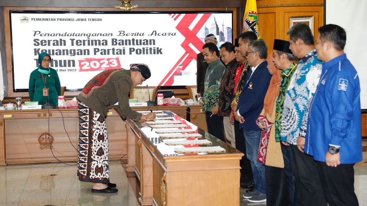 Ganjar Pranowo Serahkan Bantuan Keuangan dari Pemprov Jateng untuk Parpol