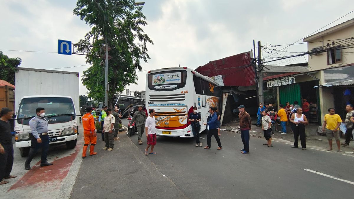 Satu Orang Pengendara Motor Jadi Korban Bus Tabrak Dealer Mobil di Jatinegara