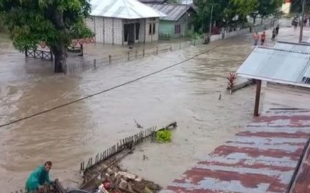 Bahu Membahu Termasuk Prajurit TNI Bantu Warga Banggai Sulteng Bangun Rumah Hancur Akibat Banjir