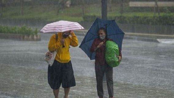 Ready Umbrella! BMKG Predicts Jakarta Will Rain Tuesday Afternoon