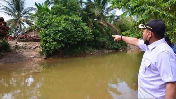 Cerita Sebenarnya soal Viral Bocah SD Bergelantungan Keranjang Seberangi Sungai