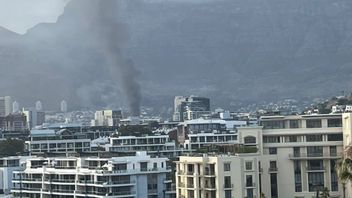 مبنى برلمان جنوب أفريقيا يحترق والدخان الأسود يتصاعد في كيب تاون سكاي