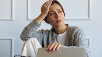 9 Tanda <i>Insecure</i> atau Selalu Merasa Tidak Aman yang Diam-Diam Menguras Energi Anda