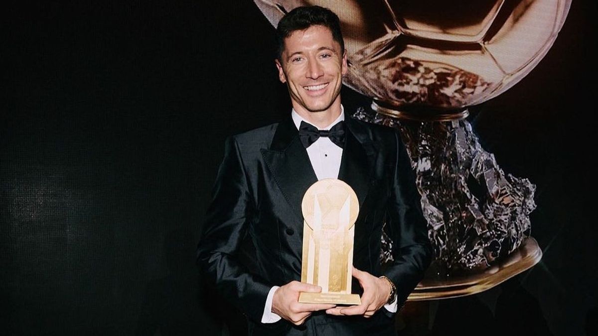 Different From Benzema, Lewandowski Uses Cheap Hours IDR 900 Thousands On Gala Ballon D'Or Night