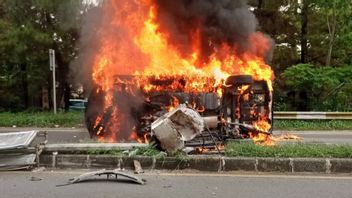Mesin Overheat, BMW Mewah Hangus Terbakar di Plaza Senayan