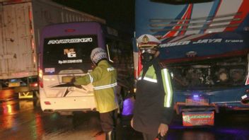 Tak Ada Korban Kecelakaan Bus di Tol Cikarang Cikampek