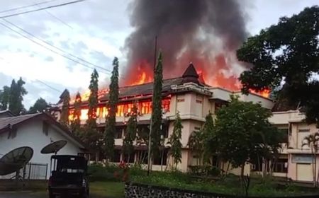 Polisi Selidiki Penyebab Kebakaran di Perkantoran Sentani