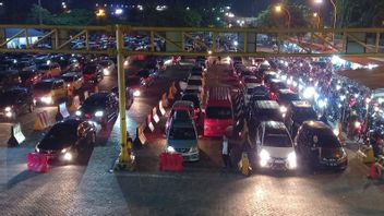 レバラン2022バックフロー:今夜ジャカルタへのバカウヘニ港の何千もの車両