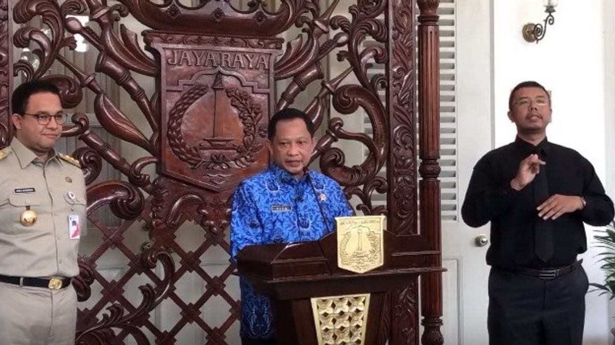 Observers Said, Jokowi Warns Anies Through Tito About Handling COVID-19