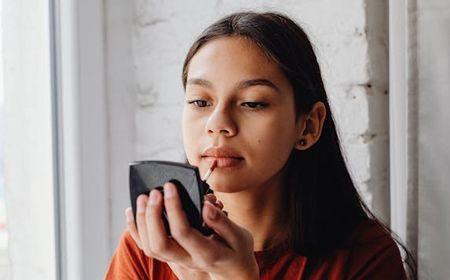 4 Cara Pakai Lip Tint agar Tahan Lama dan Bibir Tetap Lembab