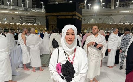 Sempat Ragu, Inul Daratista Akhirnya Bisa Cium Ka'bah Saat Umrah