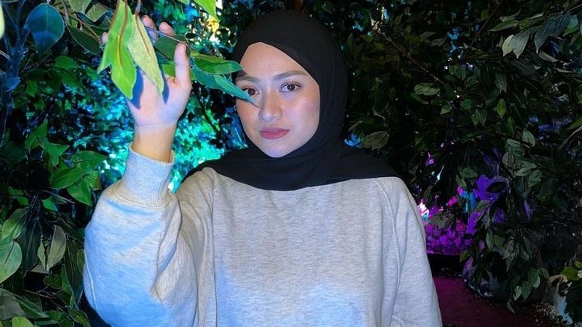 Tersentuh dengan Kisah Viral Tiko yang Rawat Ibunya 12 Tahun, Nathalie Holscher Bertandang ke Klender