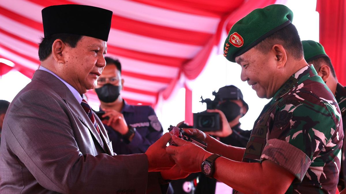    Pistol G2 Elite Buatan Pindad dari Prabowo untuk KSAD, KSAL, KSAU