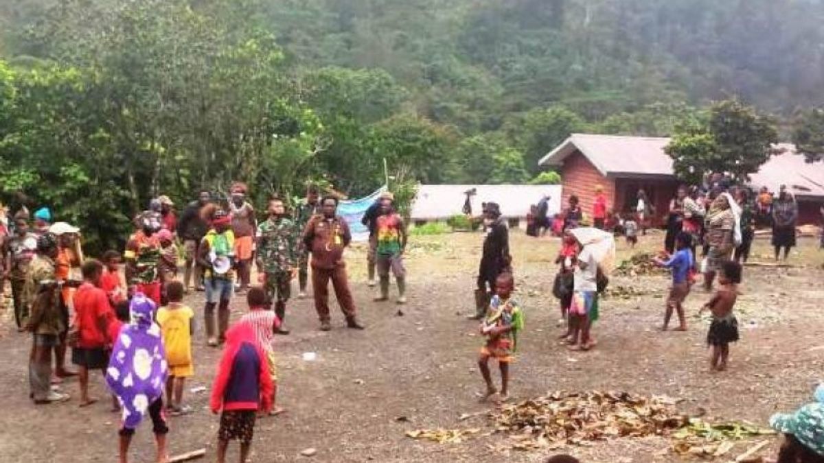 Familiarité Des Soldats De La TNI Avec Les Résidents Du District De Tembagapura, Brûler Des Pierres Et Manger Ensemble 
