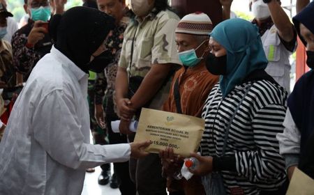 Tangis Haru Keluarga Korban Insiden Kanjuruhan Saat Terima Santunan dari Mensos Risma