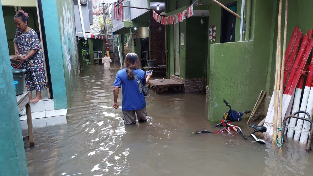 Ciliwung Meluap River, 2 RW in Kampung Melayu Banjir