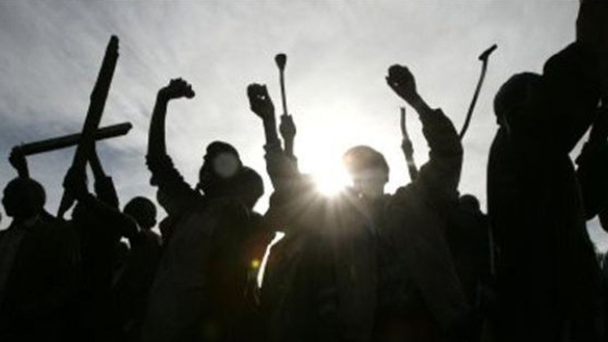 チピナン・ベサール・ジャクティムの村間衝突、警察は実際に戦争中の住民に襲われた