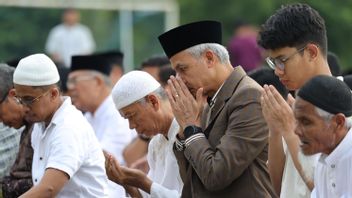 Wearing Black And White Lines, Ganjar Pranowo Prays Eid In Sleman