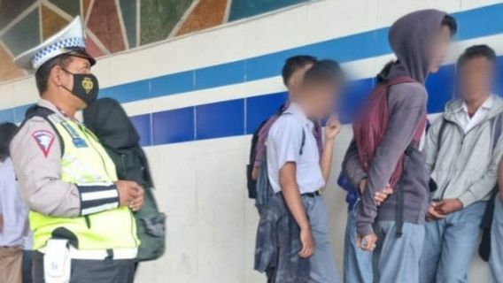 Pelajar Bercelurit Ditangkap Polantas Gegara Naik Motor Tanpa Helem di Daan Mogot