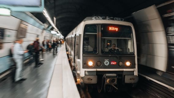 The Discovery Of The Second World War Bomb Disrupts Paris Train Service