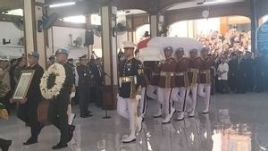 Panglima Terima Jenazah Try Sutrisno untuk Dimakamkan secara Militer