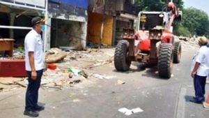 Sebanyak 30 Bangunan Liar di Kelurahan Pinangsia Dibongkar