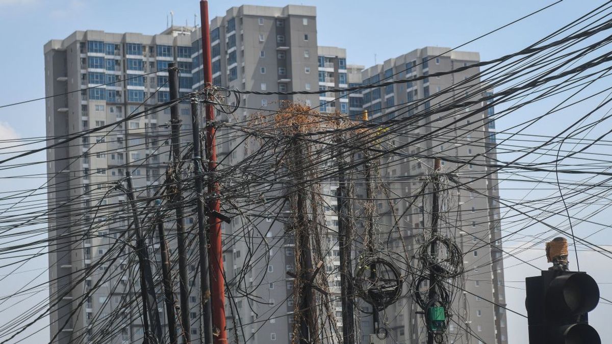 Banyak yang Semrawut di Jalan, Ini Bedanya Kabel Milik PLN dengan Kabel Lainnya