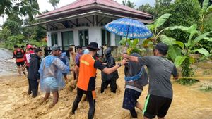 3 Perahu Karet Dikerahkan, Ratusan Warga Agam Dievakuasi dari Lahan Sawit Terendam