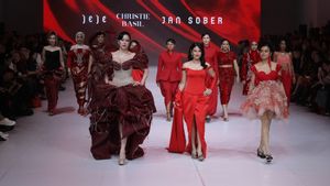 Dian Sastrowardoyo Merayakan Puncak Usia Perempuan di Runway di JFW 2026