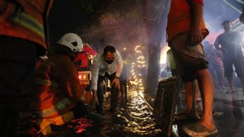 Le Maire De Surabaya, Eri Cahyadi, Il Pleut Pour Vérifier Les Points D’inondation Et Ordonne Aux Agents De Travailler Rapidement