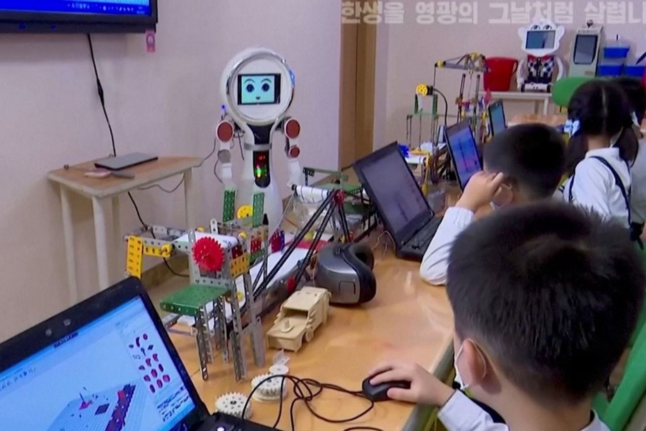 金正恩、北朝鮮は英語学習に数学のためにロボットを使用しています 