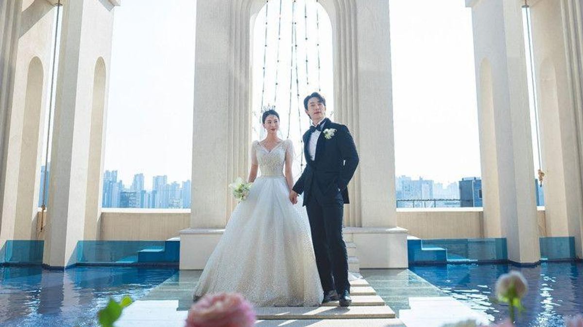 صورة الزفاف الجميلة ل U-KISS Hoon ويوم الفتاة السابقة Hwang Ji Seon ، مثل الدراما الكورية