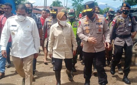 Risma Tegur Petugas Tagana di Banjir NTT: Kamu Hanya Berdiri Saja, Kerja Sana