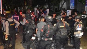 Razia à Jaksel, la police a sécurisé un adolescent armé d'une arme tranchante et de vin rouge