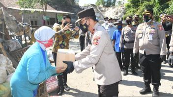 Charognards à PIyungan TPST, BRICOLAGE Peut Sourire, Obtenir Une Aide Alimentaire De Base De La Police
