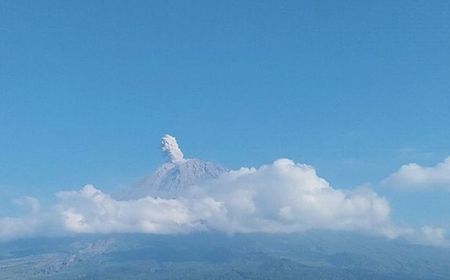 Gunung Semeru Erupsi dengan Letusan Setinggi 900 Meter, Warga Lumajang Diminta Waspadai Awan Panas