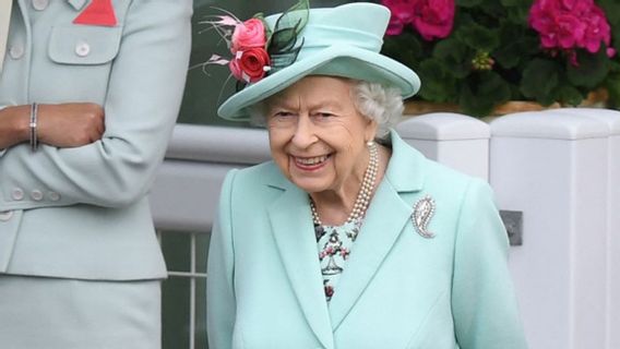 الشائعات دوامة، الملكة اليزابيث يسأل عن تي شيرت أن رونالدو ارتدى في أول ظهور له في يونايتد ويجب أن يوقع 