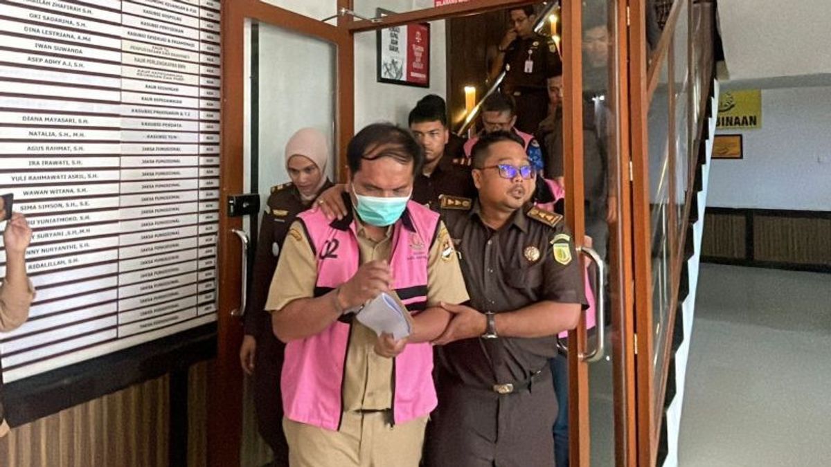 Corruption In The COVID-19 Lab Project, West Bandung Kadinkes And 2 Suspects Detained By The Prosecutor's Office