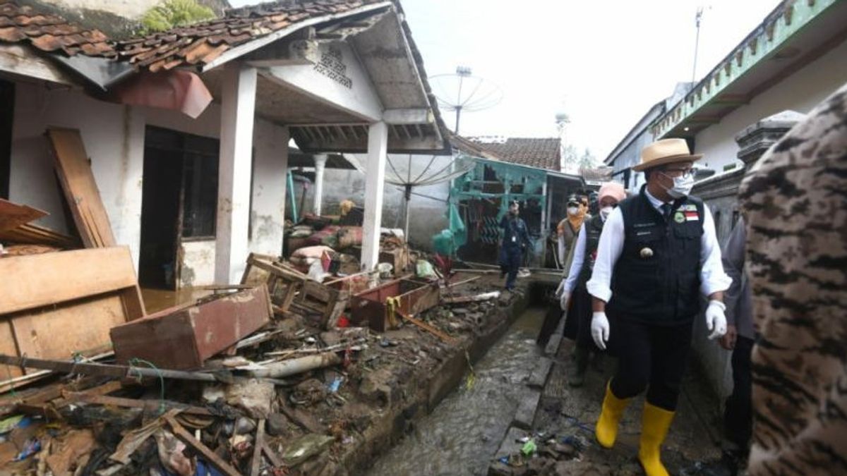 West Java Governor Disburses IDR 1.5 Billion For Sukabumi Flood Victims