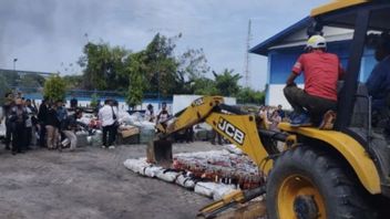Run Over By Heavy Equipment, Cigarettes To Illegal Alcohol Of IDR 839 Million Destroyed By Dumai Customs