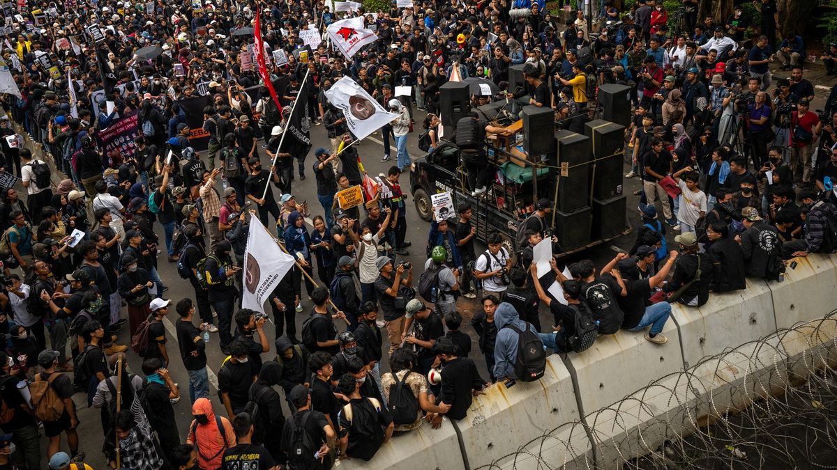 Demo Indonesia Gelap Sempat Memanas saat Massa Melempari Polisi dengan Molotov  