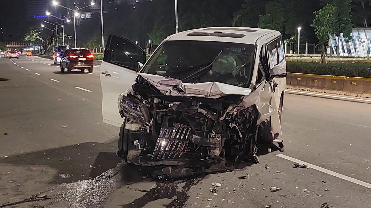 Ngantuk présumé, chauffeur de Toyota Alphard Putih s’est heurté par la route à SCBD Sudirman